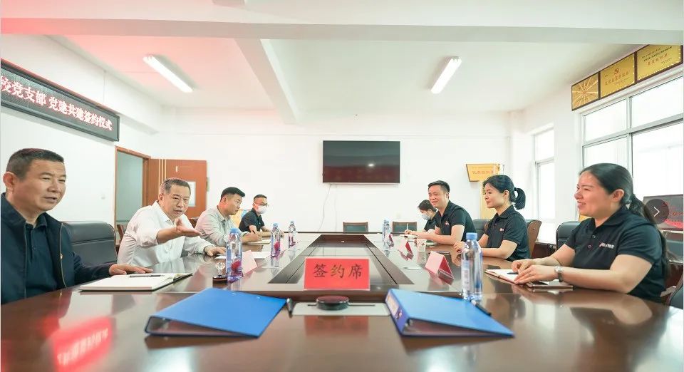 阜南驾校与阜南县退役军人事务局开展党建共建合作。
